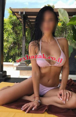 לא צנועה, עם גוף אתלטי צריכה מאהב